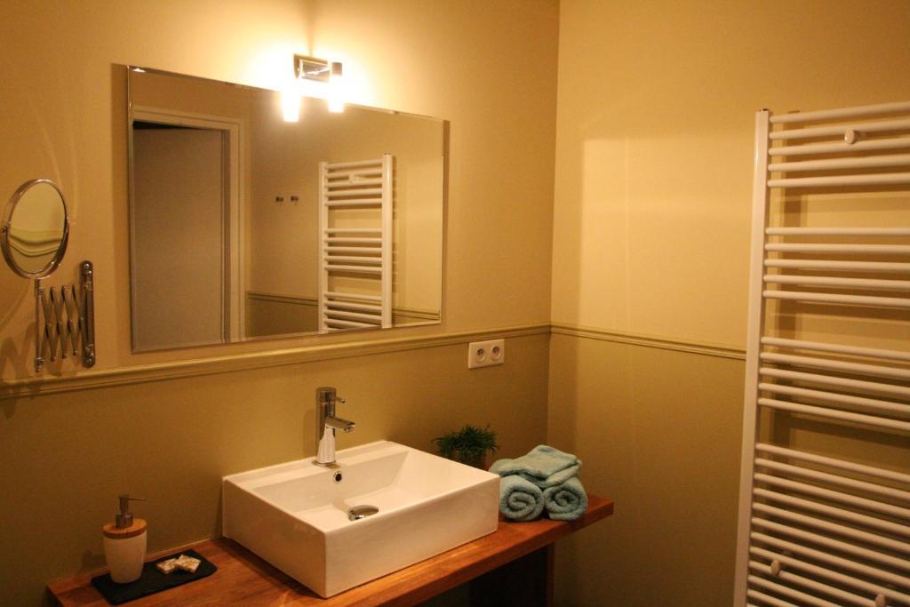 Bleu Raisin Bed and Breakfast Les Salles-de-Castillon Δωμάτιο φωτογραφία